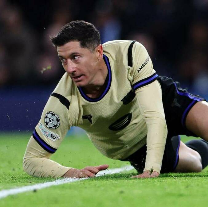 Robert Lewandowski se lamenta en el césped (Reuters)