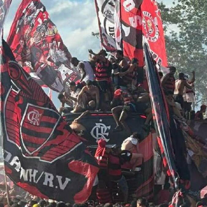 Aficionados de Flamengo se meten al autobús del equipo / @Colunadofla