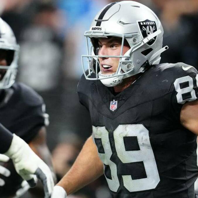 Brock Bowers podría ganar el premio Art Rooney (Reuters)