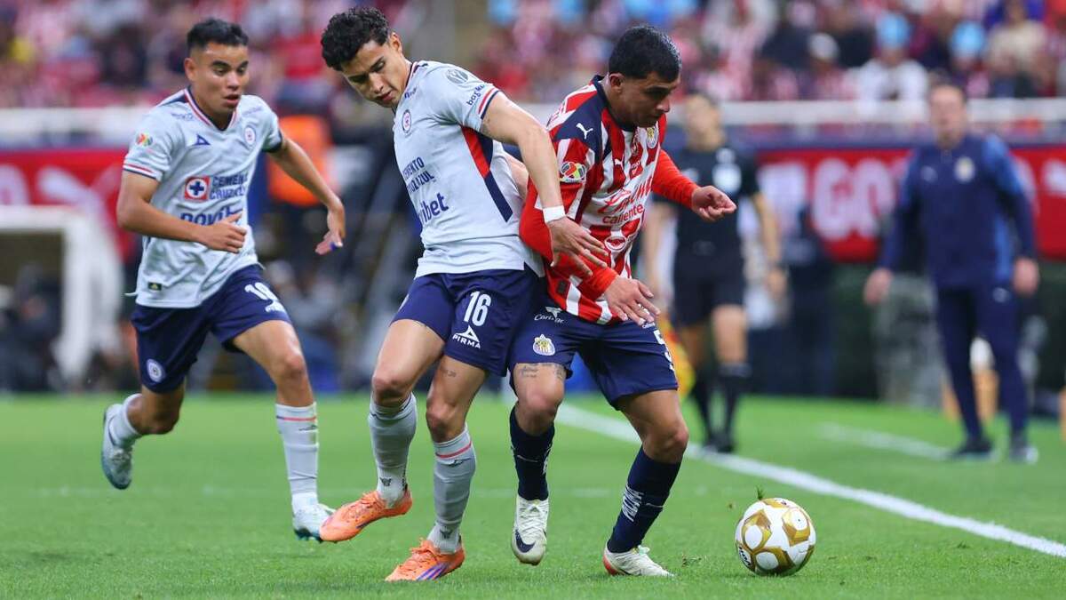 Chivas y Cruz Azul se guardaron las emociones para la vuelta (Imago7)