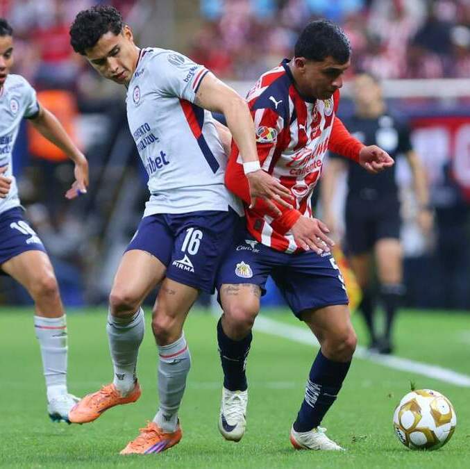 Chivas y Cruz Azul se guardaron las emociones para la vuelta (Imago7)