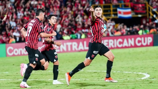 Ronaldo Cisneros celebra un gol con Alajuelense (Instagram @ronaldocm97)