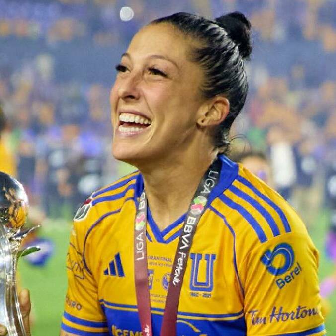 Jenni Hermosa con el trofeo de campeonas / Mexsport