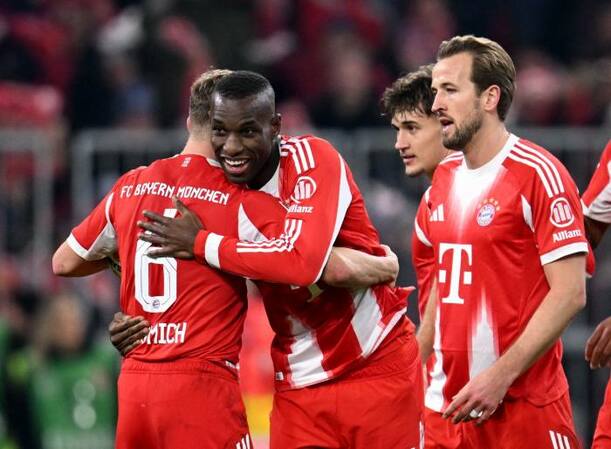 Nico Jackson es felicitado por sus compañeros (Reuters)