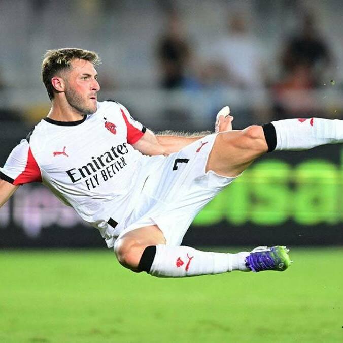 Santiago Gimenez ejecuta un disparo con el Milan (Reuters)