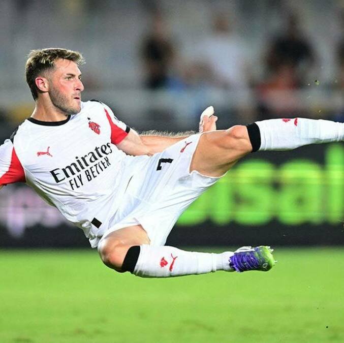 Santiago Gimenez ejecuta un disparo con el Milan (Reuters)