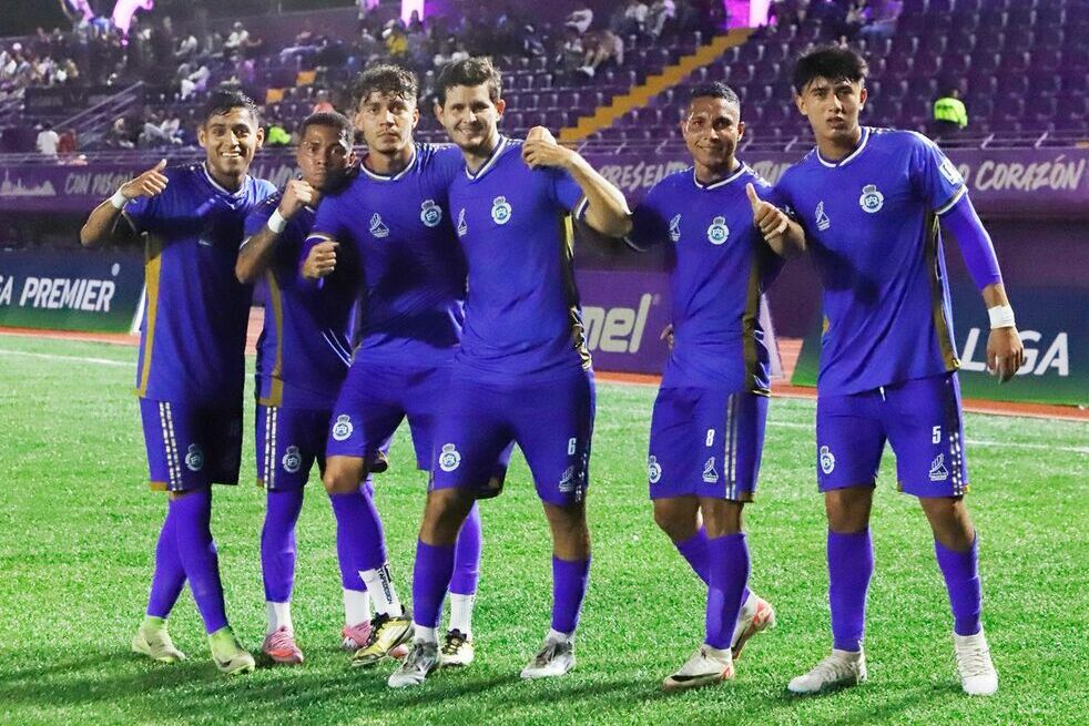 Hernán Flores, autor del gol de Real Apodaca, festejando con sus compañeros. (Foto: Real Apodaca)