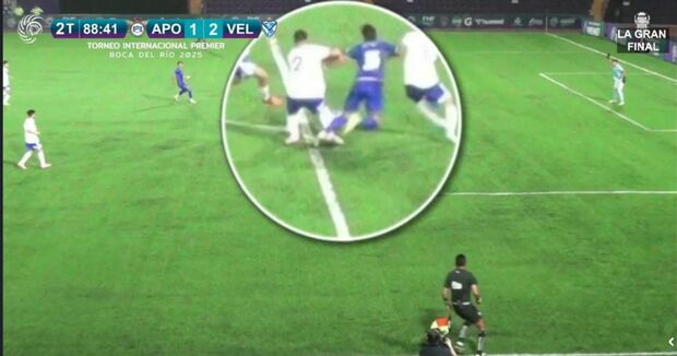 La jugada más polémica del partido; el árbitro marcó la falta fuera del área al minuto 89. (Foto: captura de pantalla)