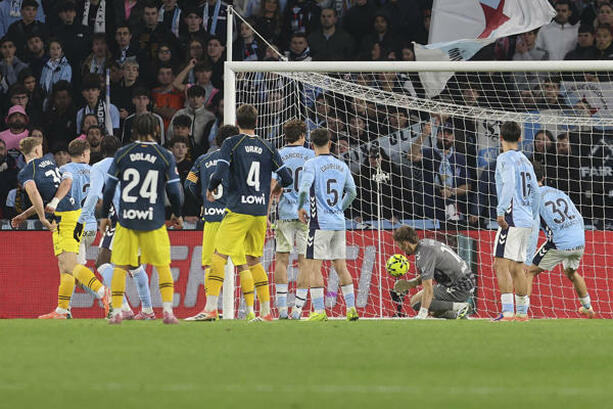 Jugadores de Celta y Espanyol en el momento del gol (EFE)