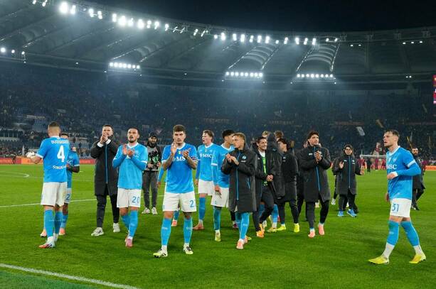 Napoli celebrando con sus aficionados al final del partido / Reuters