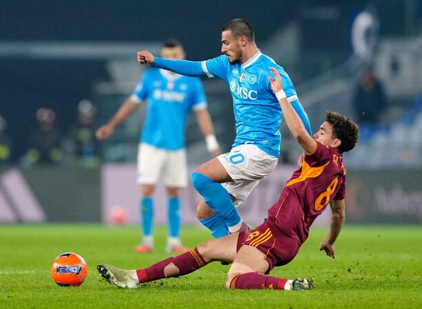 Napoli empata en la cima con Milan / Reuters