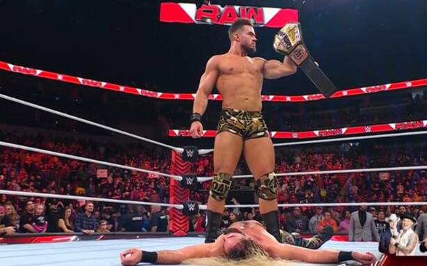 Austin Theory atacó a Seth Rollins en RAW (Foto: Twitter @LuigiWrestling)