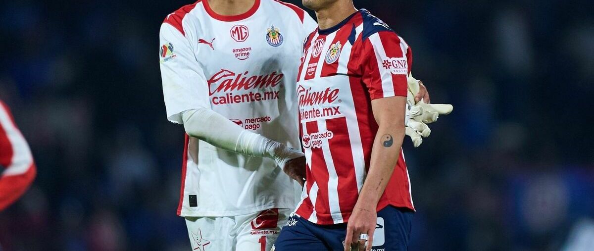 Chicharito terminó como villano en la Liguilla con Chivas. (Foto: Mexsport)