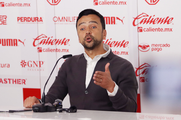 Javier Mier, director deportivo de Chivas, en conferencia de prensa (Imago7)