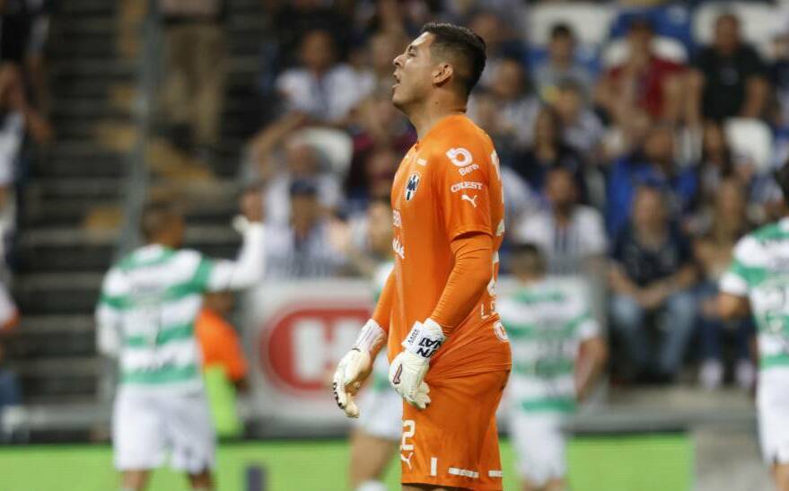 Luis Cárdenas recibió un fuerte rodillazo durante el Rayados vs. Santos (Imago7)