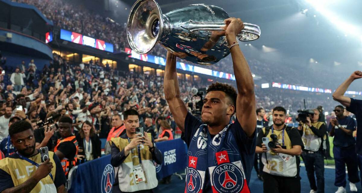 Desiré Doué levanta el trofeo de la Champions (Reuters)