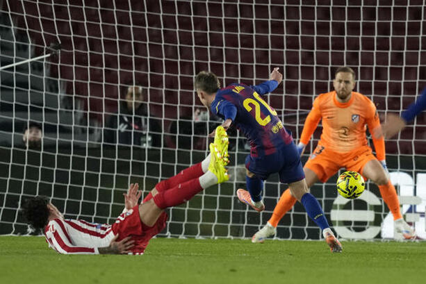 Tiro de Dani Olmo para el segundo tanto culé (EFE)