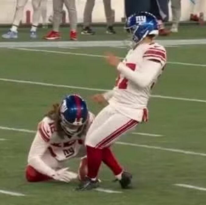 Younghoe Koo pateó el césped en lugar del balón. (Foto:captura de pantalla)