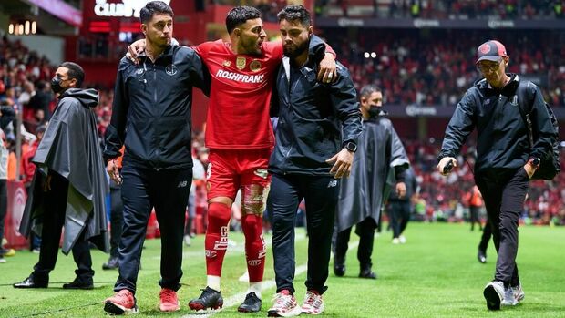 Alexis Vega salió lesionado en el partido ante Pachuca. (Foto: Mexsport)