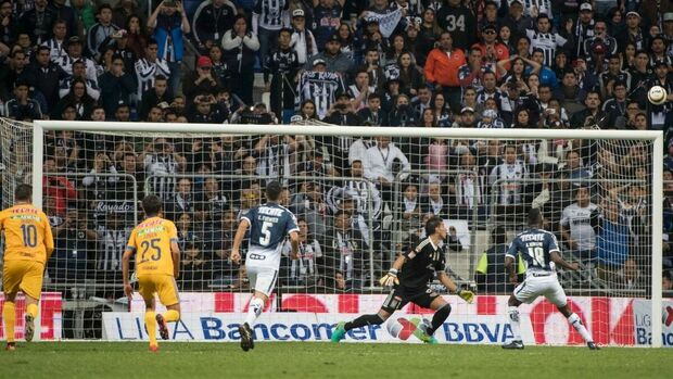 Avilés falló penal ante Nahuel Guzmán. (Foto: Mexsport)