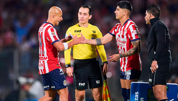 Chicharito Hernández y Alan Pulido han quedado a deber tras su vuelta a Chivas. (Foto: Mexsport)