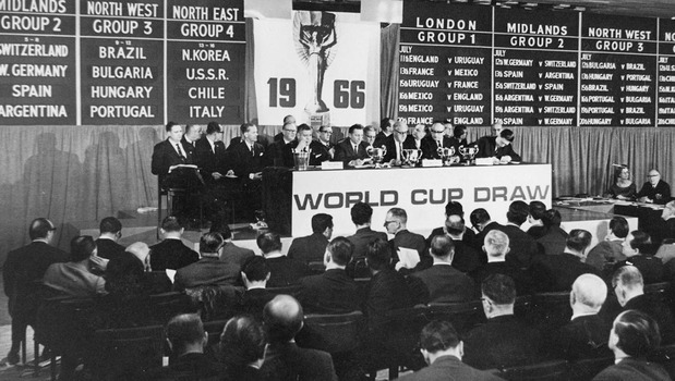 El sorteo para el Mundial de 1996 en Inglaterra. (Foto: FIFA)