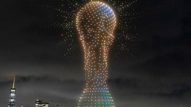 Luces forman el trofeo del Mundial en el cielo (@FIFAcom)