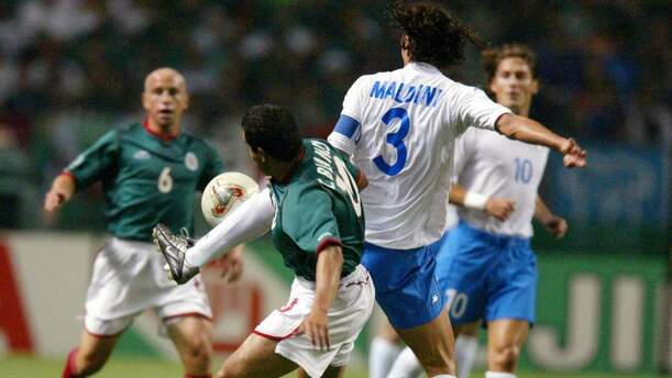Cuauhtémoc Blanco y Paolo Maldini en el Mundial 2002 (Mexsport)