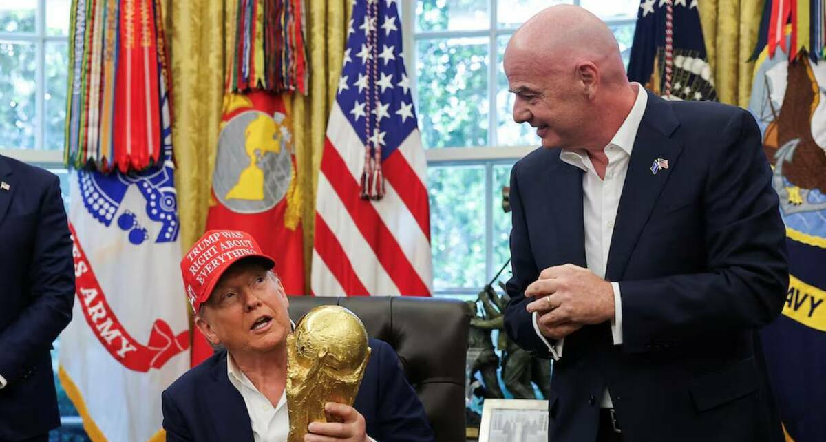 Donald Trump y Gianni Infantino con el trofeo del Mundial (Reuters)