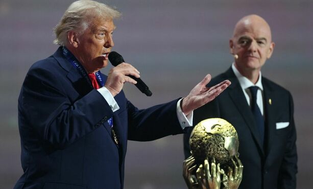 Donald Trump recibe Premio de la Paz de la FIFA durante el sorteo del Mundial 2026. (Reuters).