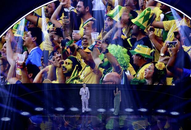 El momento en que entonaban la canción. (Foto: EFE)