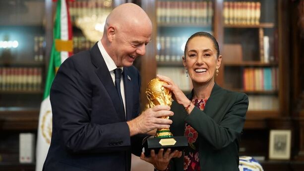 Gianni Infantino y Claudia Sheinbaum con una réplica de la Copa del Mundo (Gobierno de México)