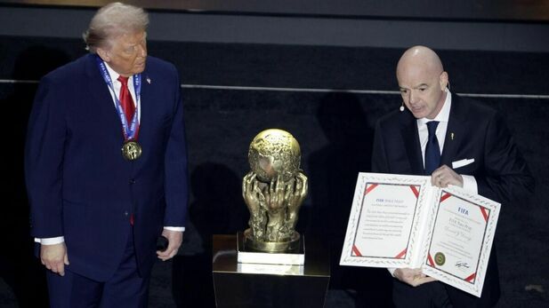 Gianni Infantino entregando el 'Premio a la Paz' de la FIFA a Donald Trump. Foto: EFE