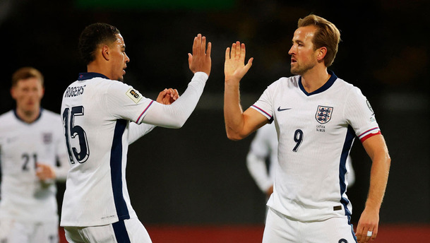 Harry Kane (derecha) colaboró con dos goles. (Foto: Reuters)