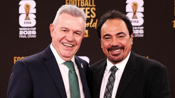 Javier Aguirre y Hugo Sámchez en el Sorteo del Mundial (@miseleccionmx)