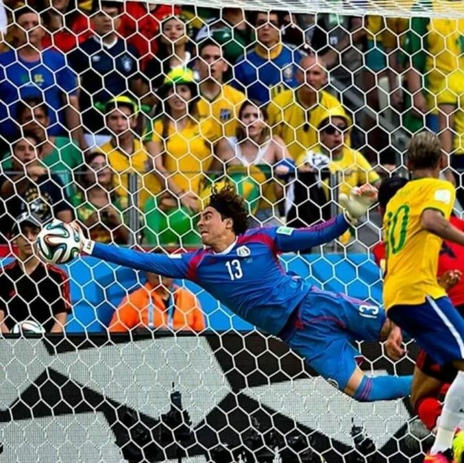 Ochoa con una gran atajada ante Brasil. (Foto: Mexsport)