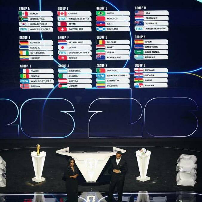 Pantalla electrónica con los 12 grupos del Mundial 2026 (Reuters)