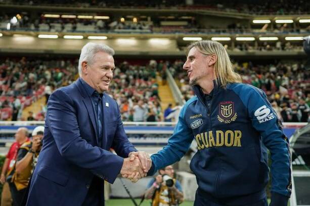El Vasco saluda a Beccacece, DT de Ecuador (Imago7)