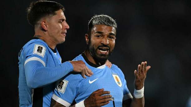 Brian Rodríguez y Rodrigo Aguirre, compañeros en Uruguay y en el América (AFP)