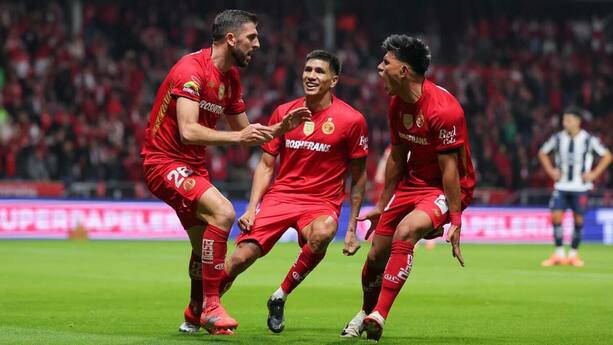 Paulinho celebra un gol de Toluca con sus compañeros (Imago7)