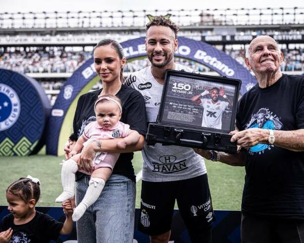 Neymar recibió homenaje en el Vila Belmiro (@SantosFC)