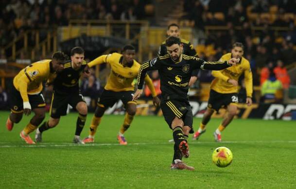Bruno Fernandes cobra un penal para anotar a Wolverhampton (Reuters)