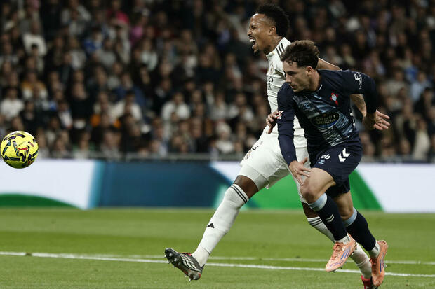 El momento en que Militao se lesiona. (Foto: EFE)