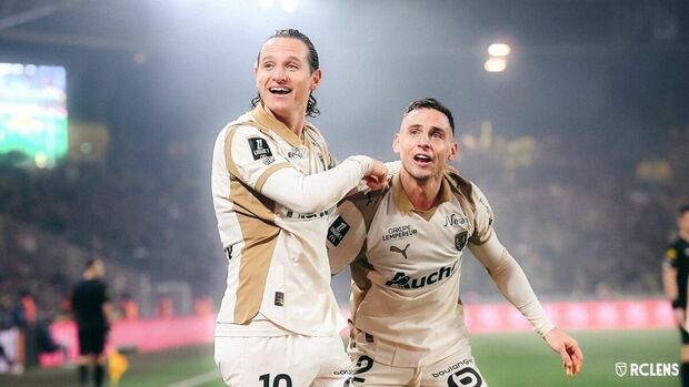Thauvin festejando con su compañero. (Foto: Lens)