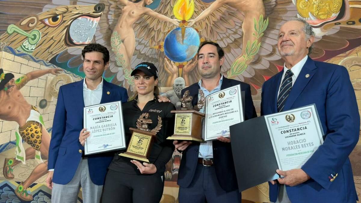Carlos Martínez muestra el premio Luchador Olmeca (Olga Hirata)