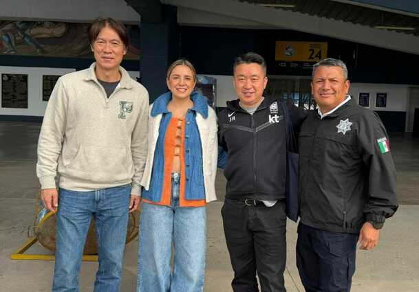 El gerente Taesoo Kim recogió todos los datos de la sede de Puebla; acá frente al mural del Cuauhtémoc. (Foto: Jaime Zambrano)