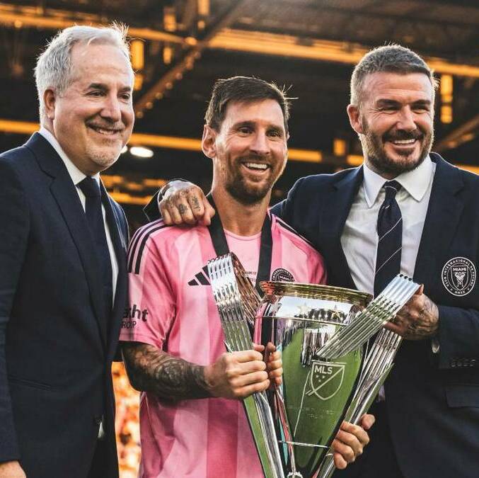 Lionel Messi con el trofeo de la MLS (@InterMiamiCF)