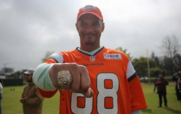 Ryan Harris presume su anillo de campeón (NFL México)