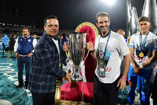 Víctor Velázquez e Iván Alonso no tienen el puesto seguro. (Foto: Mexsport)