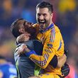 Nahuel Guzmán y André-Pierre Gignac (Mexsport)